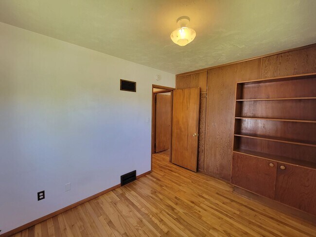 Building Photo - 2 Bedroom House