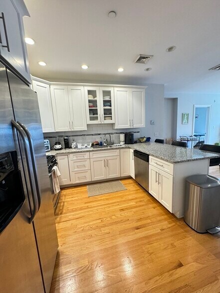 Primary Photo - 387 W Broadway