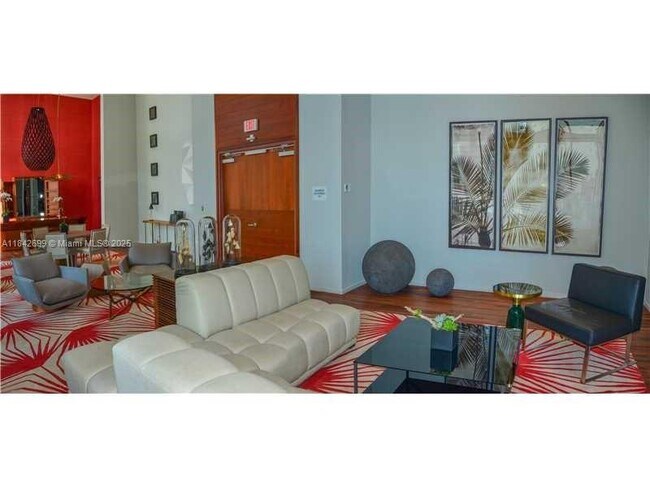 Building Photo - 1300 Brickell Bay Dr