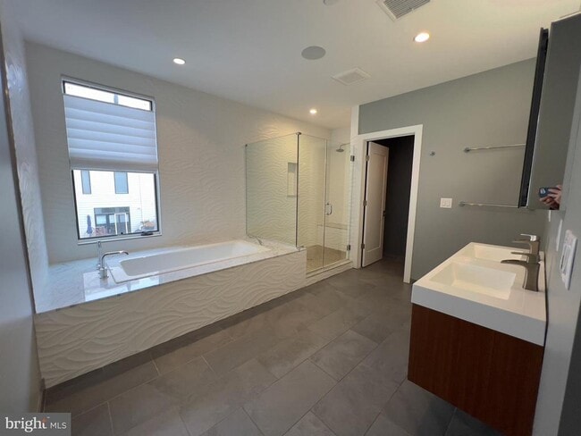 Building Photo - 423 Wallace St