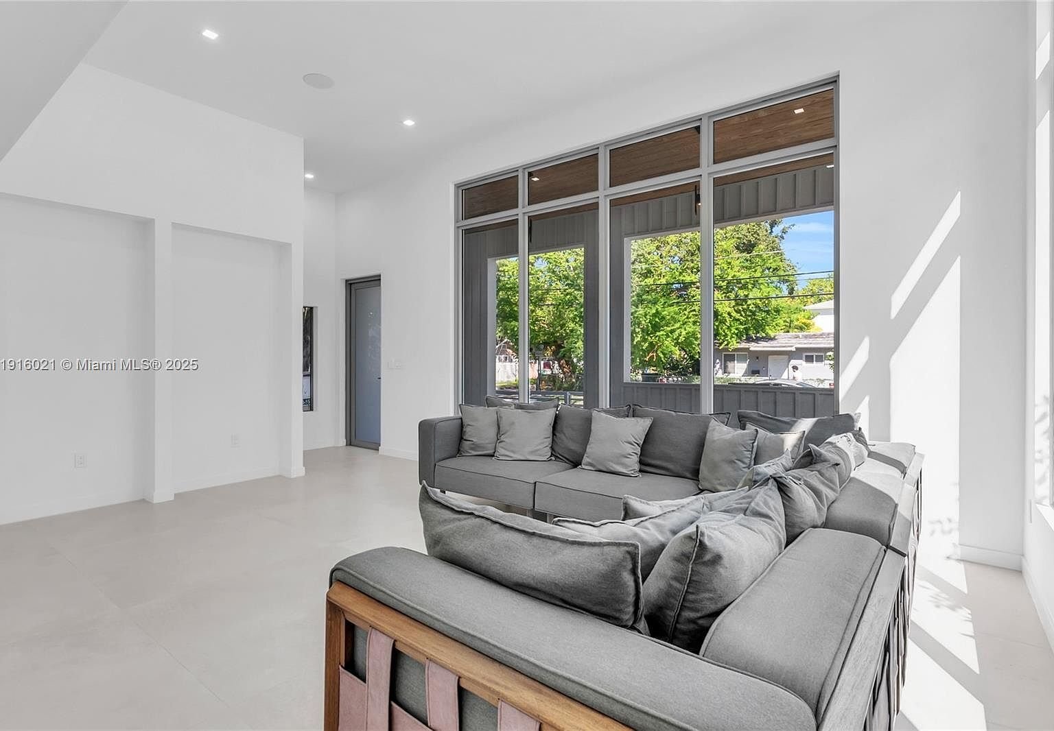 Building Photo - 3204 Plaza St