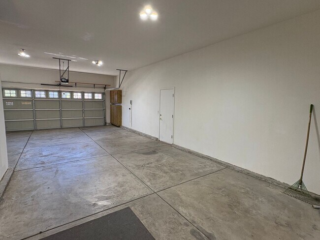 Building Photo - Beautiful charming single story home