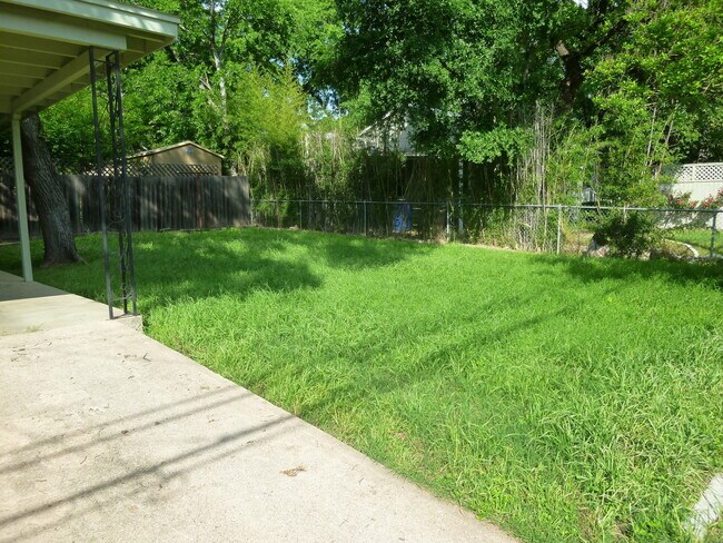 Building Photo - 2 Bedroom off Lake Austin Blvd!