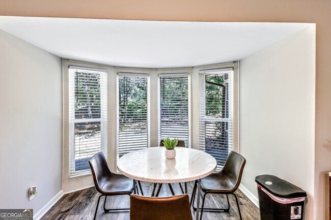 Building Photo - 527 Charing Cross Dr