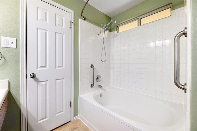 Building Photo - 301 Nicole Way