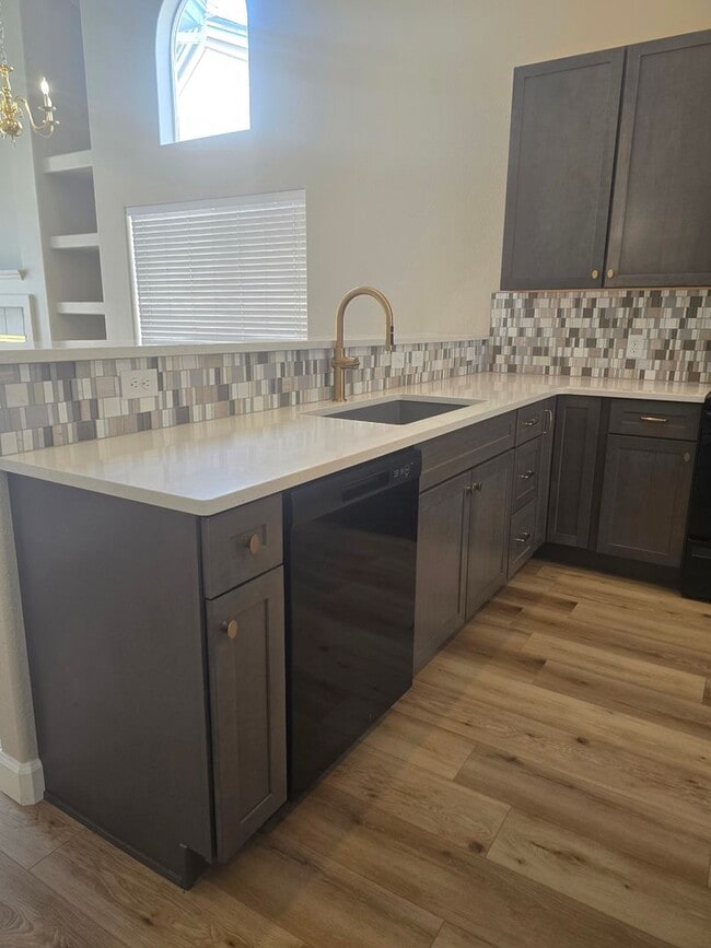 Building Photo - Don't miss this three bed two bath with a view!