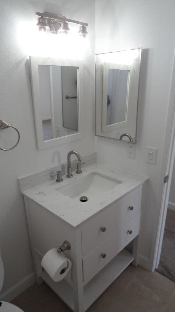 Building Photo - End-Unit 3BR 2.5BA Townhome w/ 2 Car Attached Garage