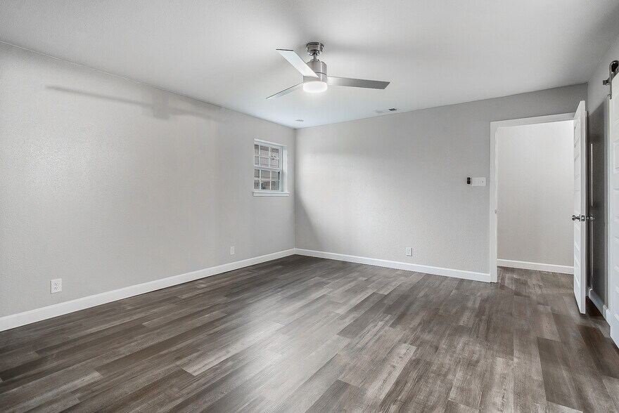 Building Photo - 813 S Valentine Dr