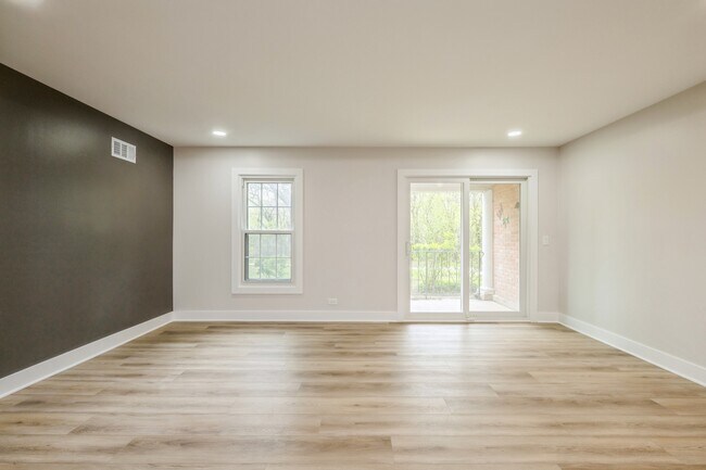 Building Photo - 563 Shorely Dr