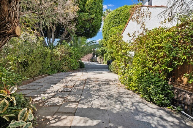 Building Photo - Private and comfortable 1 bed, 1 bath bungalow-style apartment in a West Hollywood triplex