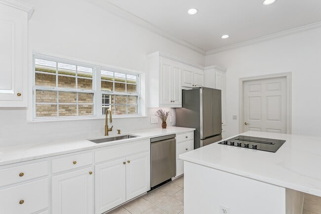 Building Photo - 5930 Hermitage Dr