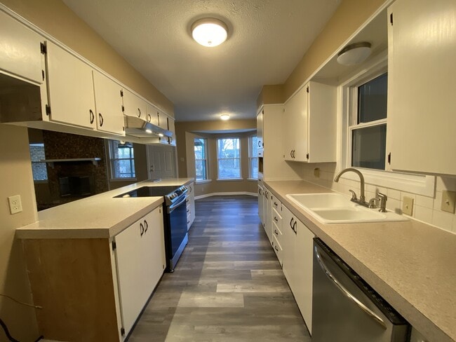 Building Photo - 2 Knightsbridge Pl