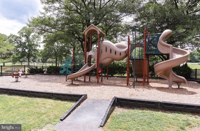 Building Photo - Spacious 1BR! Utilities Included! Rosslyn ...