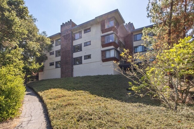 Building Photo - Elegant 2BR Condo with Golf Course Views i...