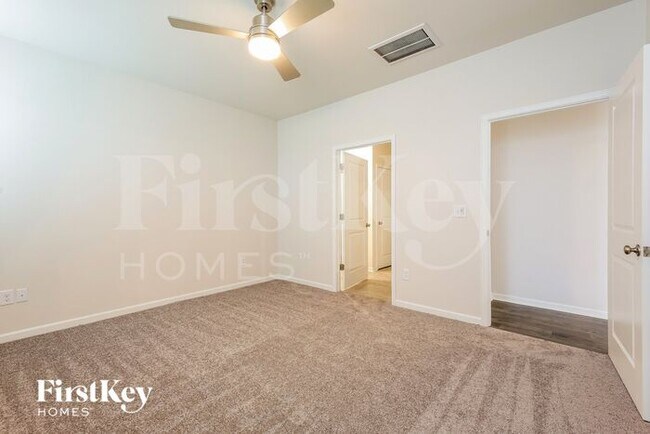 Building Photo - 427 Stonefence Dr