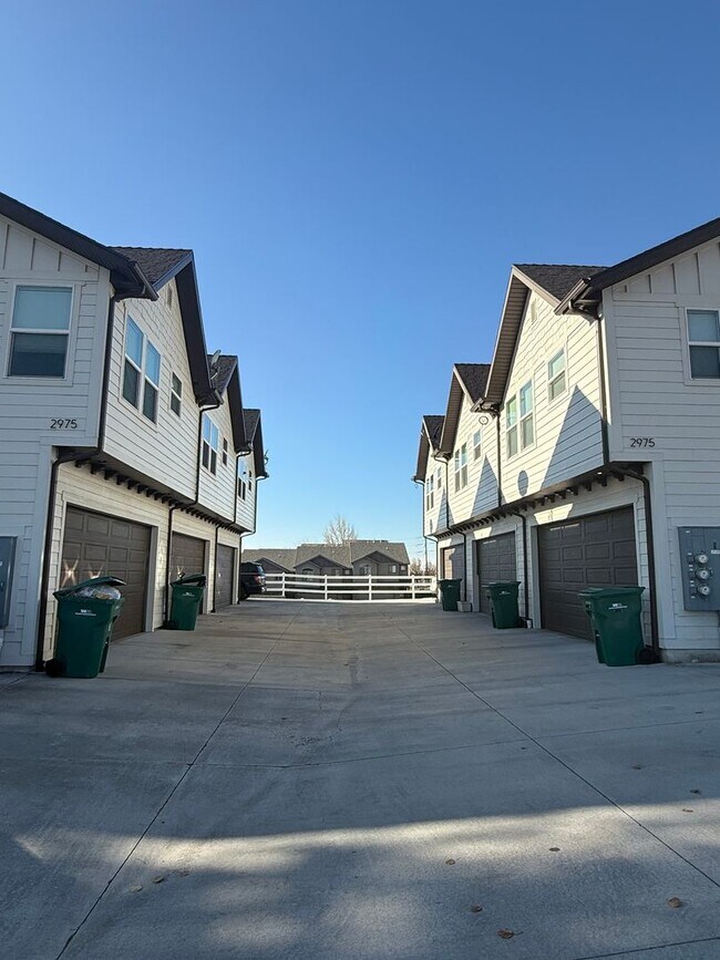 Building Photo - Beautiful town home with central air and a 2 car garage