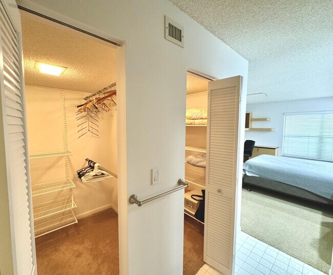 Building Photo - 5121 Oakhill Ln