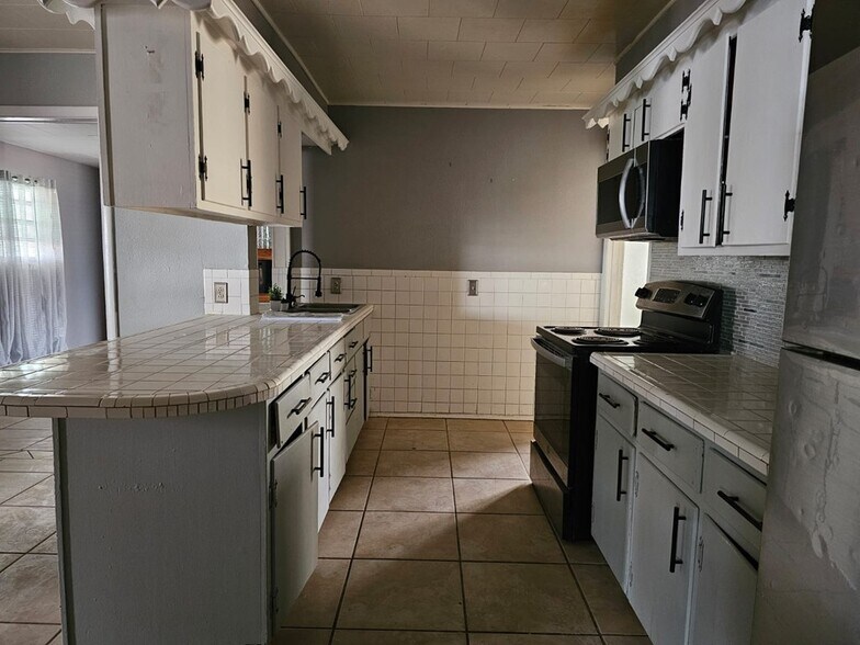 Building Photo - 601 NW 12th Pl