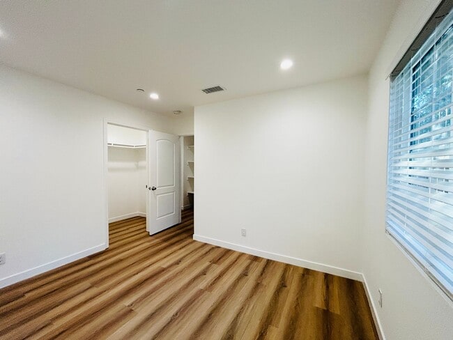 Building Photo - Spacious 6-Bedroom with Private Yard & Parking in Sylmar!