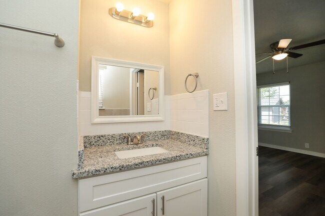 Building Photo - 631 Edgebrook Dr
