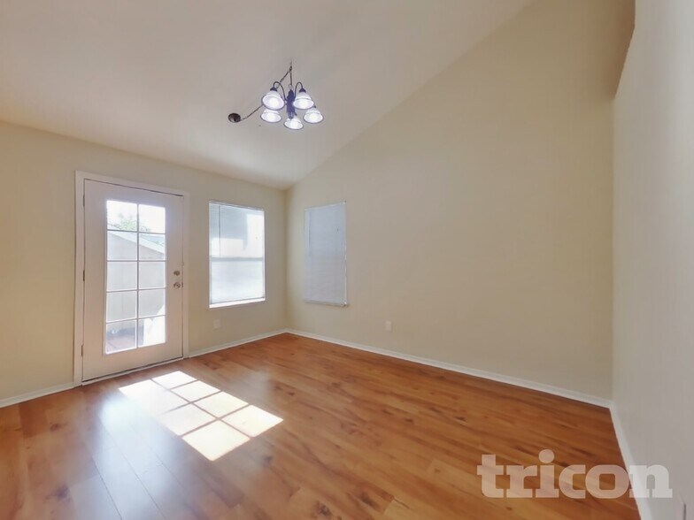 Building Photo - 715 Lotz Way