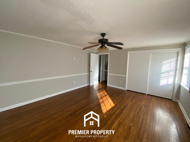 Building Photo - Spacious 4BR/2BA Memphis Home with Den, Fireplace & 2-Car Garage