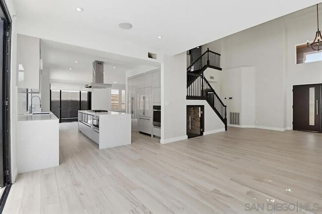 Building Photo - 561 Bayona Loop