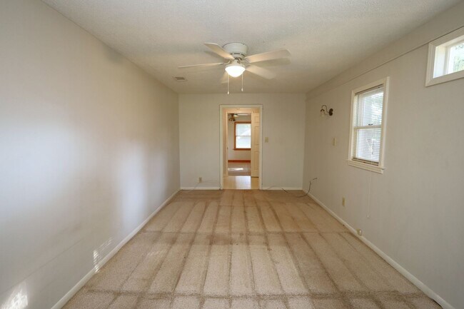 Building Photo - 818 Stillwater Dr