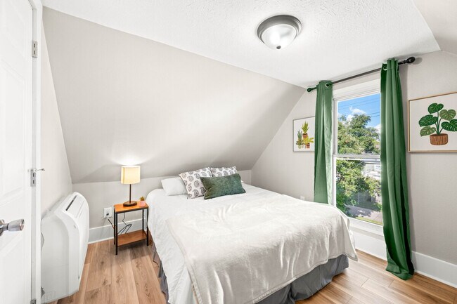 Building Photo - 639 Maple St