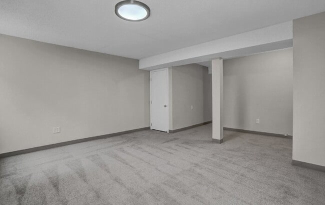 Building Photo - Fully Remodeled End-Unit Townhome Near Pet...
