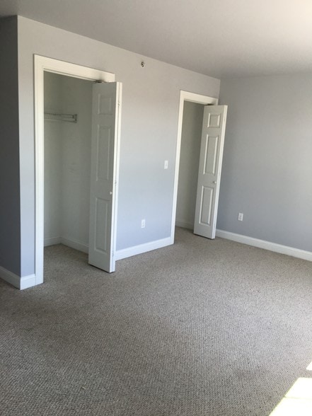 White beBerber carpet in master bedroom - 14 Heron Cove Dr