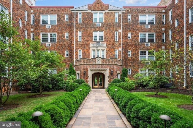Primary Photo - Spacious 1BR/1BA in Fabulous Cathedral Hei...