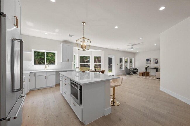 Building Photo - 13 Autumn Oaks Dr