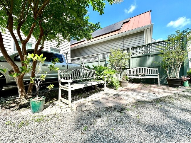 Building Photo - 3 Bedroom 2.5 Bath House in the hip Elliot...