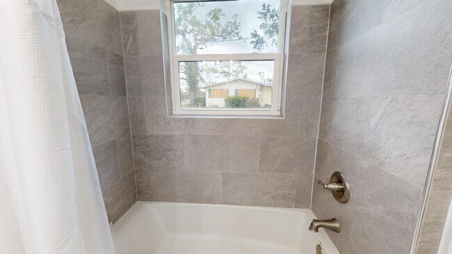 Building Photo - 214 15th Ave W