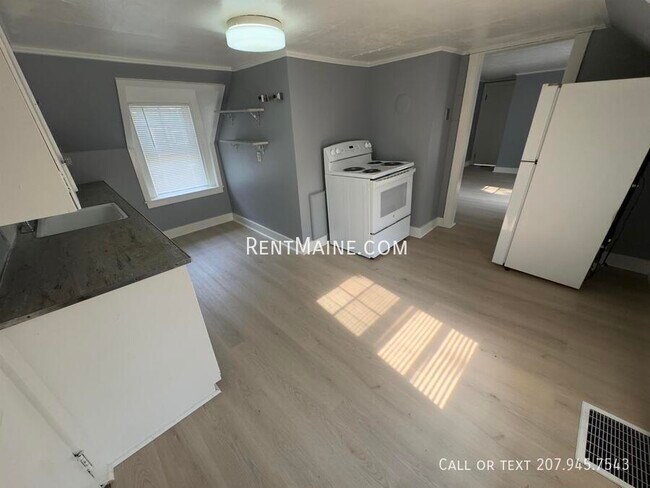 Building Photo - 225 Center St