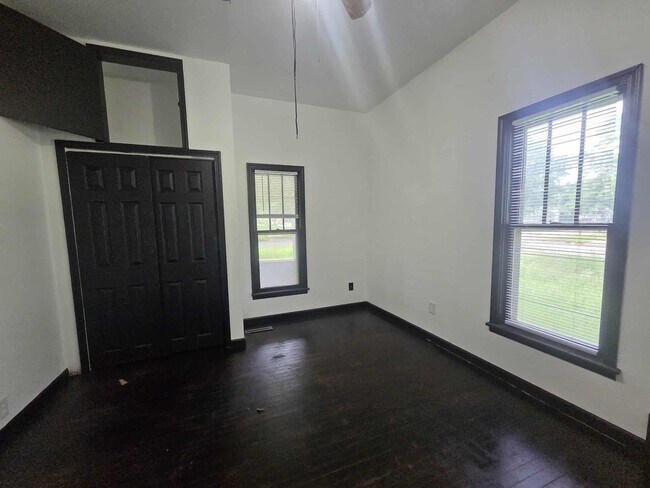 Building Photo - Charming Corner lot for rent!