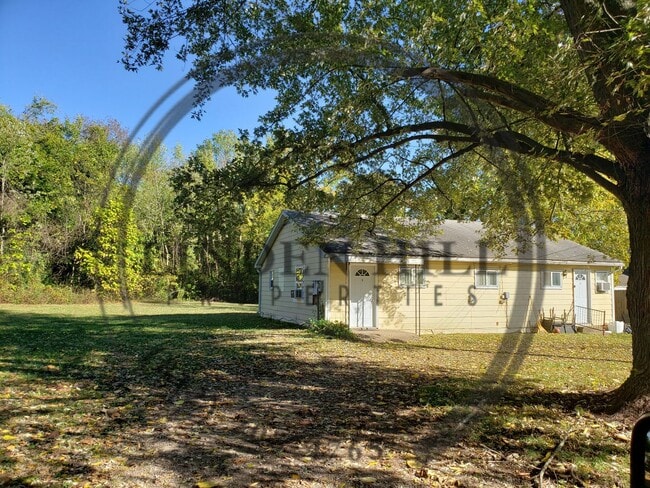 Building Photo - 2310 E Florence Ave