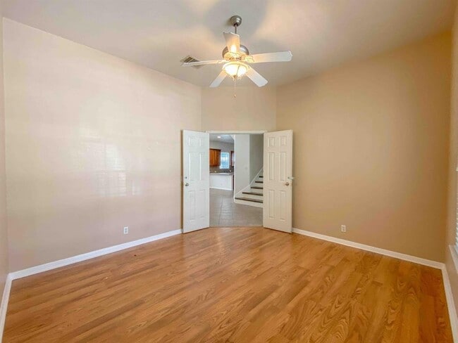 Building Photo - 609 W 37th St