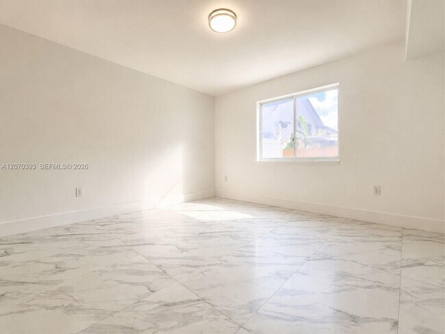 Building Photo - 1270 W 42nd St