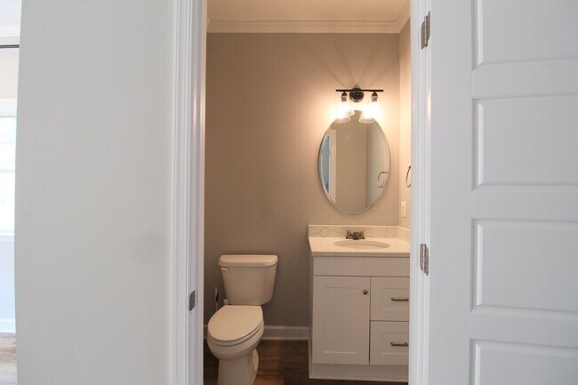 Building Photo - Large 3 level large end unit townhome with...