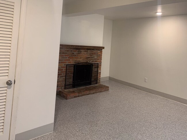 Building Photo - Spacious 3-Bedroom Apartment Near UVM with Private Entrance & Parking