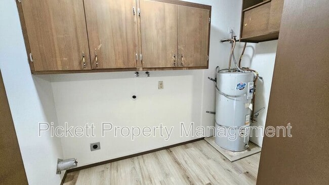 Building Photo - 5401 Pineridge Dr NE