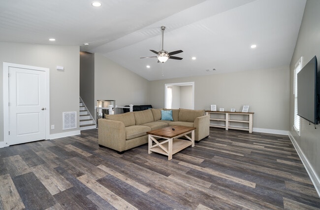 Large open Living Room - 1800 Cumberland Trce
