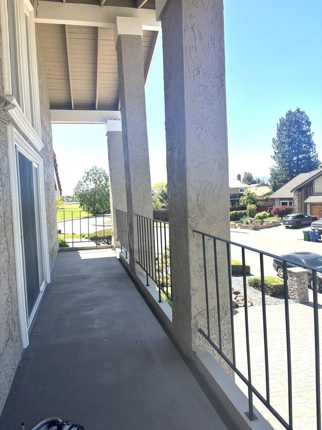 Building Photo - Stunning 4-Bedroom Home on Golf Course wit...