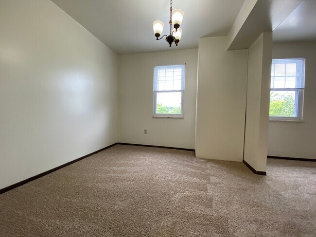Building Photo - Wonderful 2BR at The Bellwood Manor!  Cent...