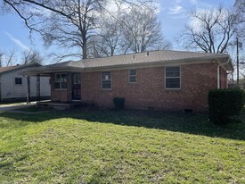 Building Photo - 1125 Normandy Ln