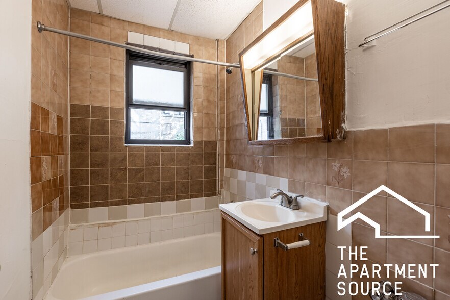 Building Photo - 737 W Belmont Ave