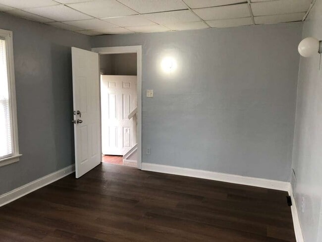 Building Photo - Charming Renovated 2-Bedroom Lower Unit – Section 8 Welcome