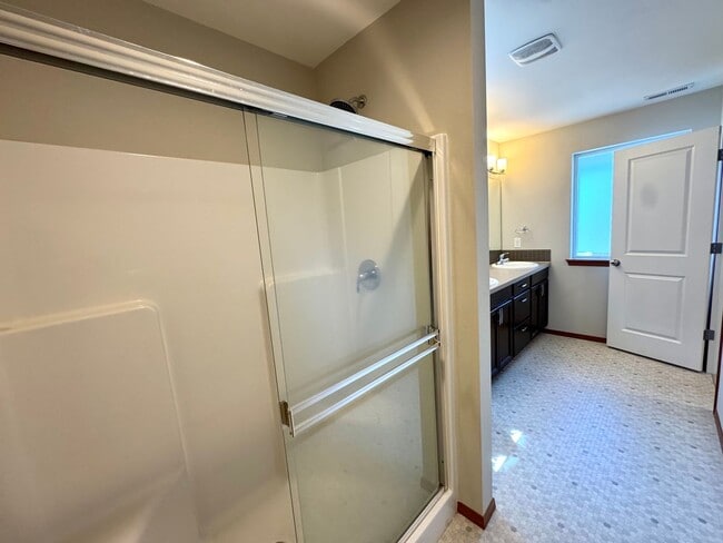 Building Photo - Modern and Stylish 3-Bedroom Manette Home